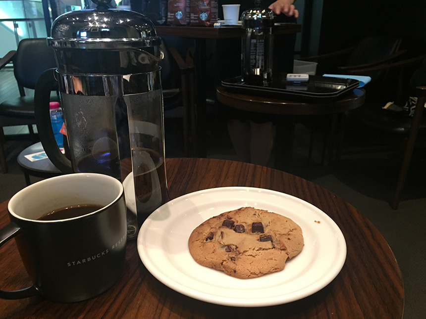 コーヒーとクッキーの画像