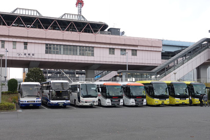 大型バスが並ぶ画像