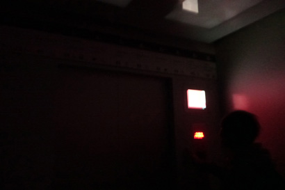 電気が消えたエレベーター内部の画像