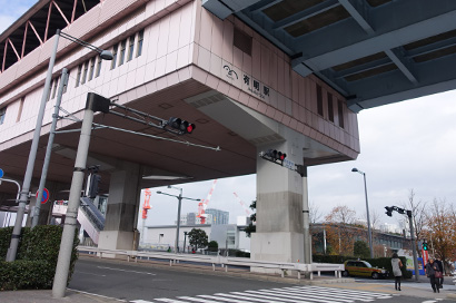 有明駅を見上げる画像