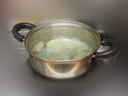 お鍋でアロエのゼリー部分を湯がいている写真