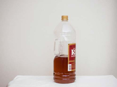 4リットルのウィスキーのボトルに入っているアロエ酒（きざんだアロエを取り除いた後）の写真