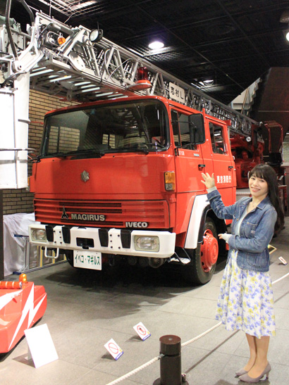 消防車とゆで子の写真