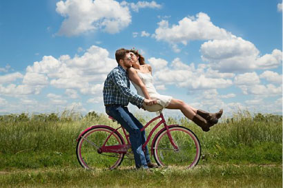 自転車で二人乗りしている恋人達