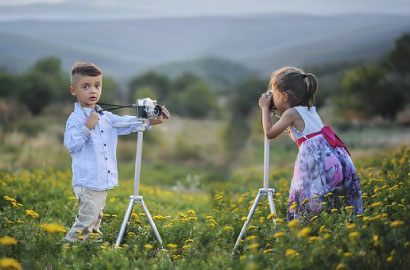 男の子と女の子がカメラで遊んでいる光景
