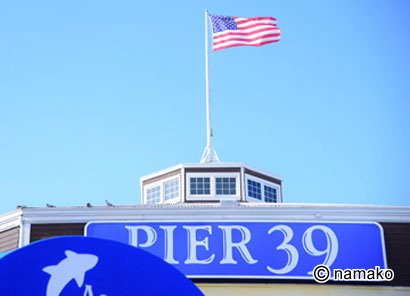 ピア30の看板とアメリカ国旗