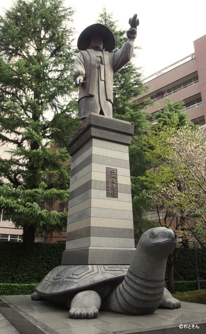 徳川家康が亀に乗っている銅像