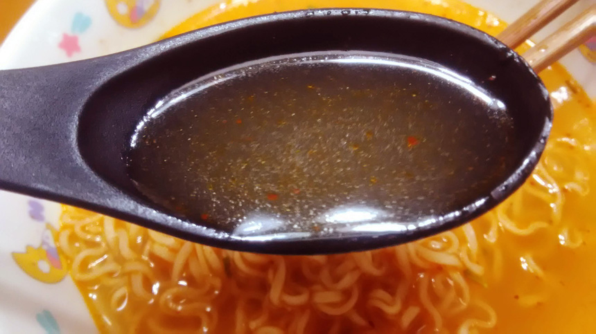 トムヤムラーメンのスープの写真
