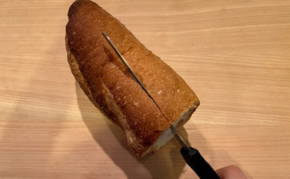 パンに切りこみを入れている写真